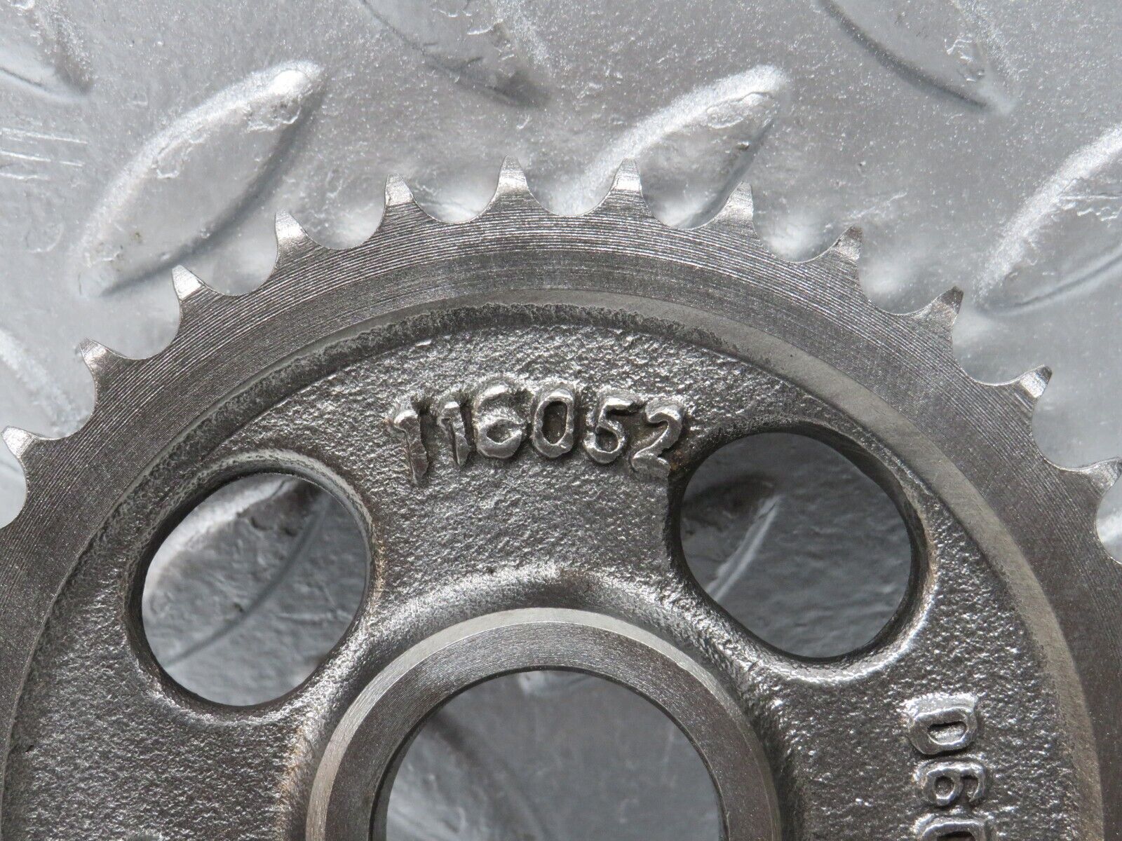 32969 Mercedes-Benz C107 R107 350 V8 Camshaft Timing Gear 1160520601