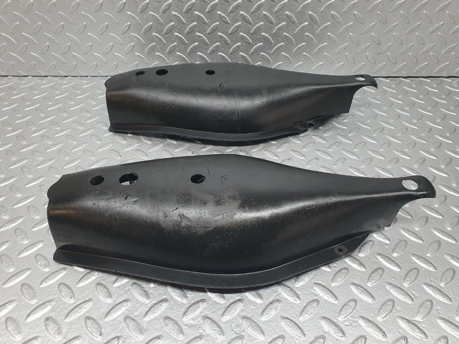 42747 Mercedes-Benz W201 190 2.0L Rear Control Arm Cover 2x 1243520088