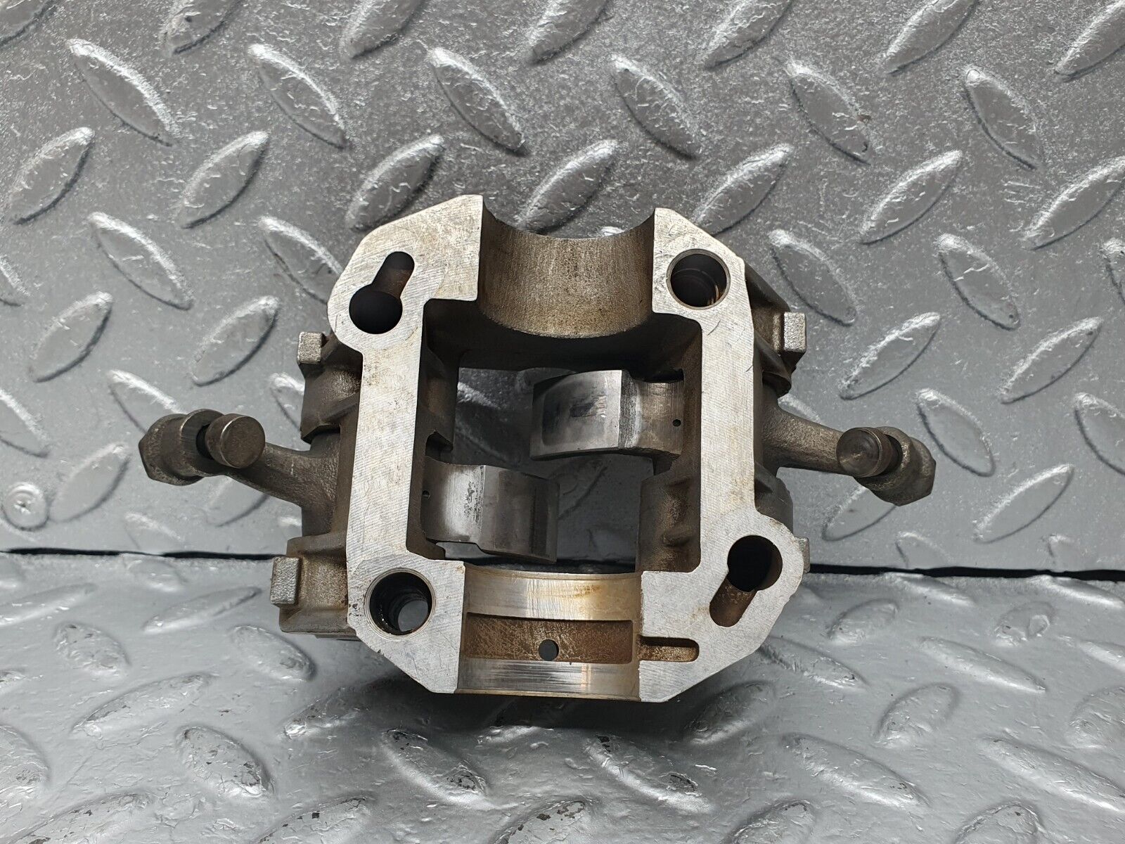 44009 Mercedes-Benz C123 230CE Rocker Arms Camshaft Bearing Block 1020512110