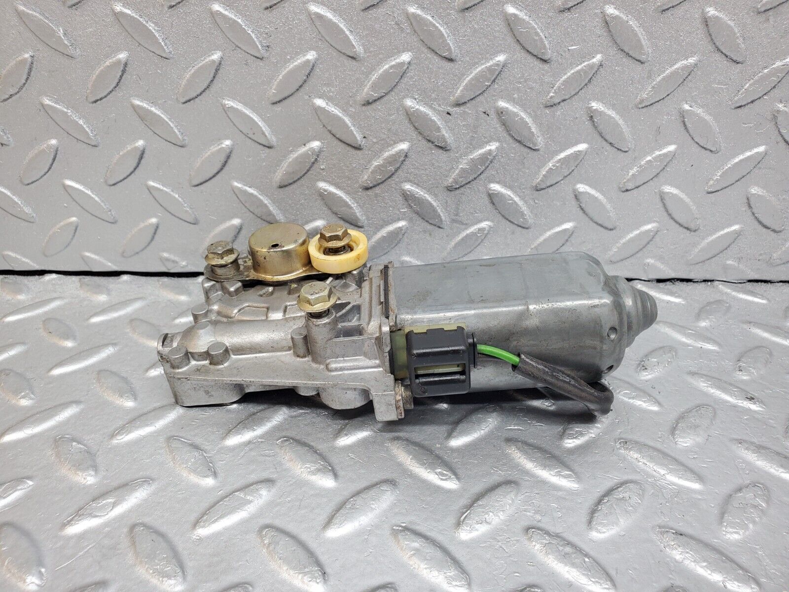 44796 Mercedes-Benz W124 220E Window Regulator Motor Left Bosch 0130821284