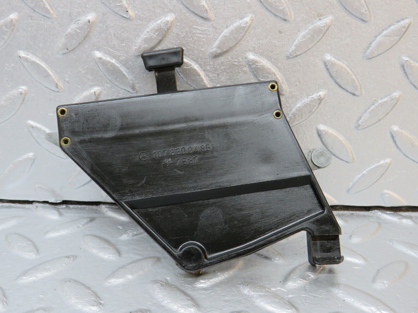 39832 Mercedes-Benz R107 350SL Air Vent Control Lever Right 1078300485