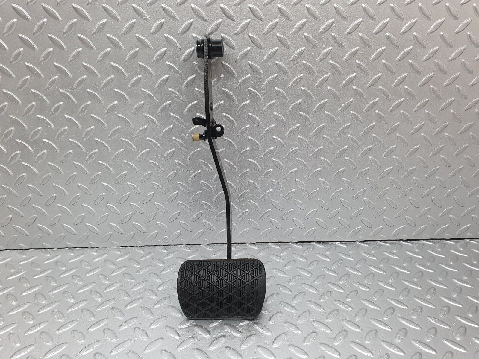 42201 Mercedes-Benz R129 320SL Coupe Brake Pedal With Rubber 1232910082