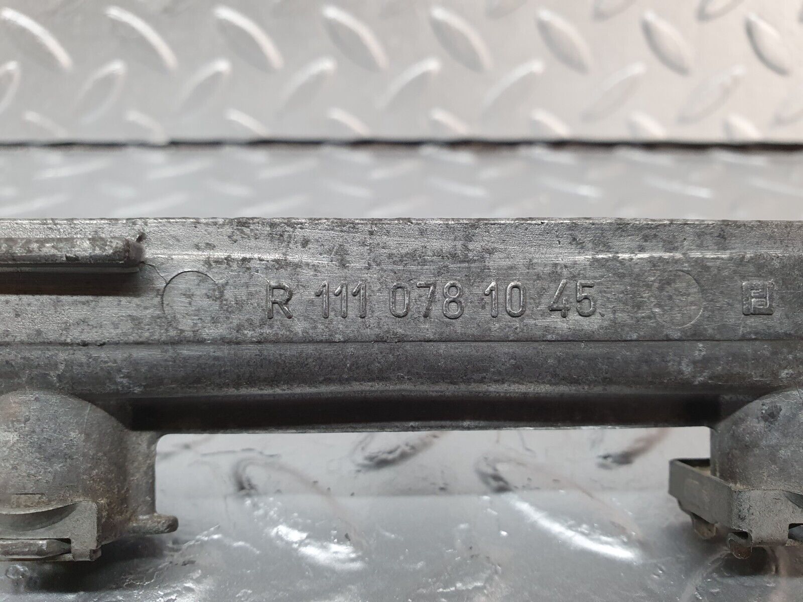 41883 Mercedes-Benz W202 C200 Fuel Injector Rail 1110781045 0000781889