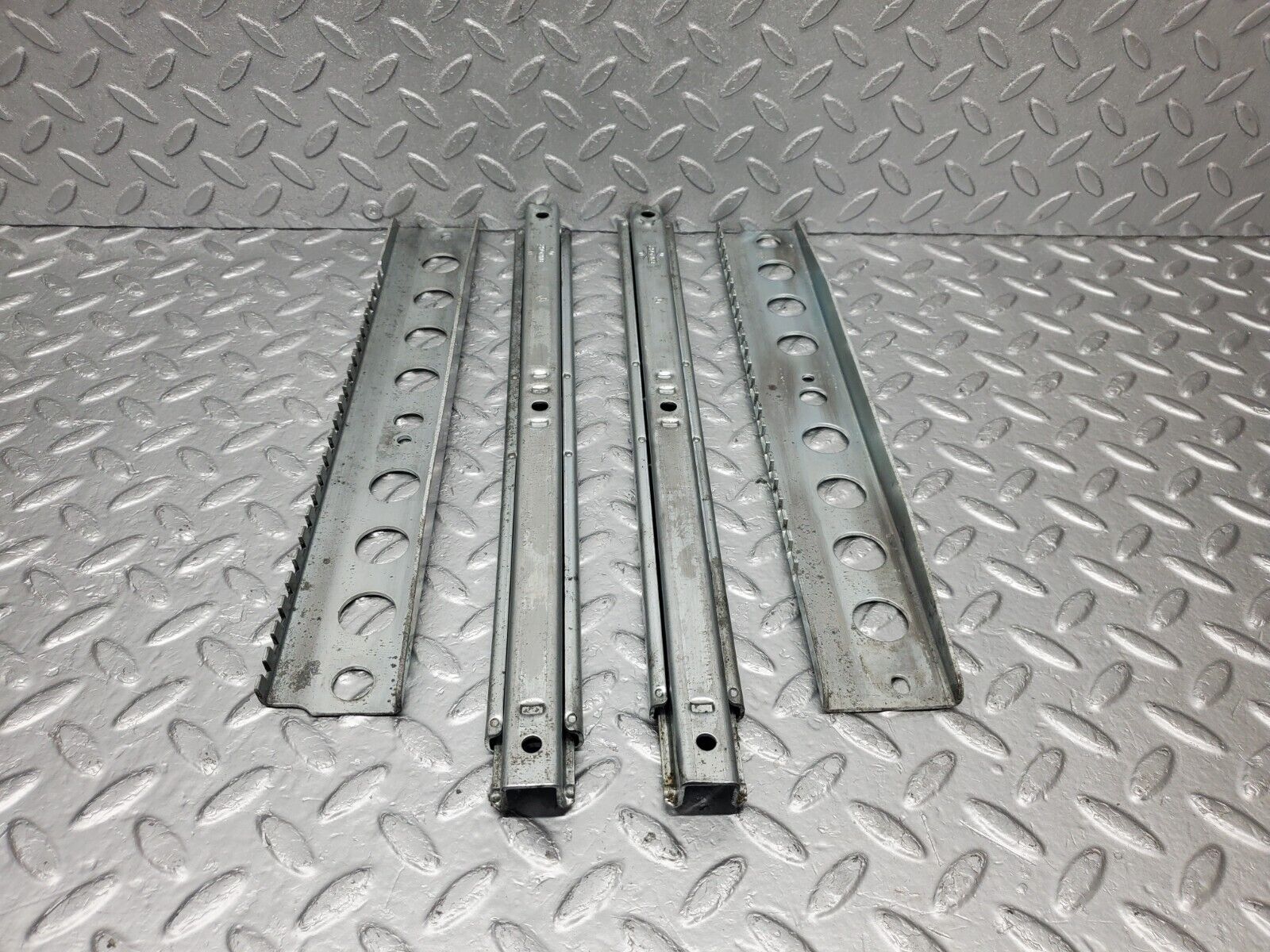 46629 Mercedes-Benz C123 280CE Coupe Front Right Seat Rail