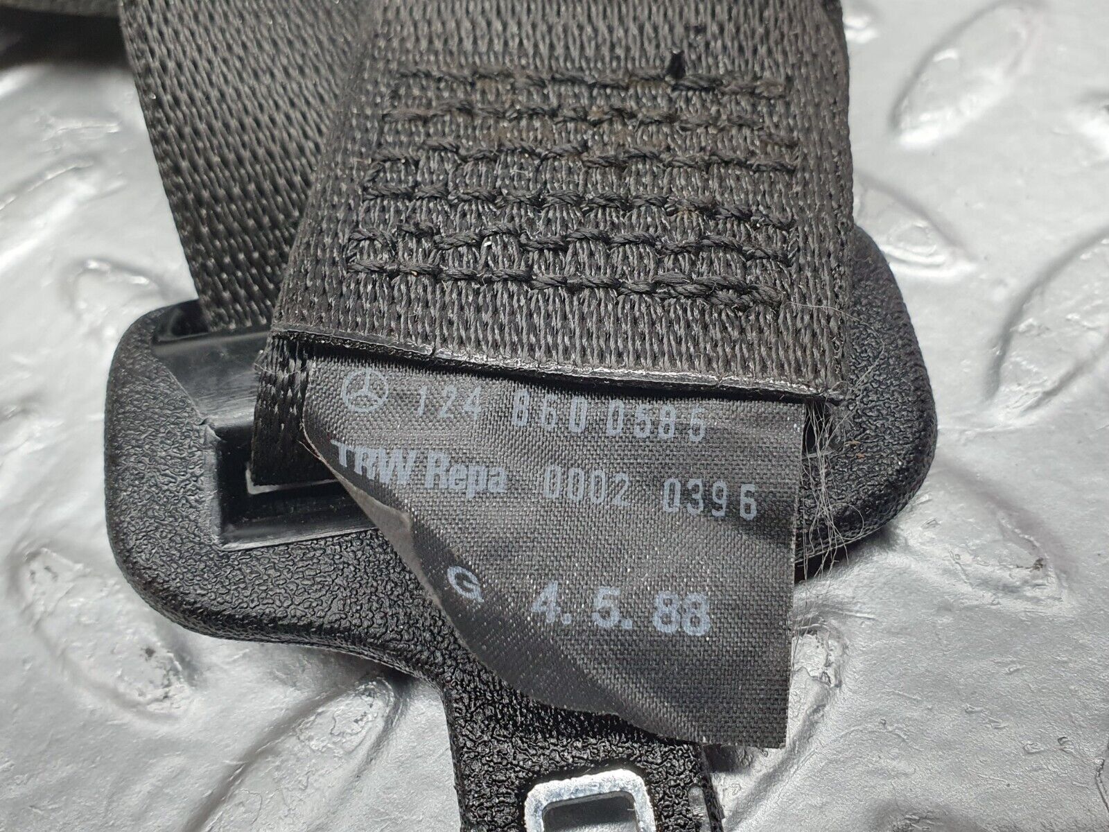 41694 Mercedes-Benz W124 200E Rear Seat Belt Set With Buckles 1248601185 1248601169 1248600585 1248600585