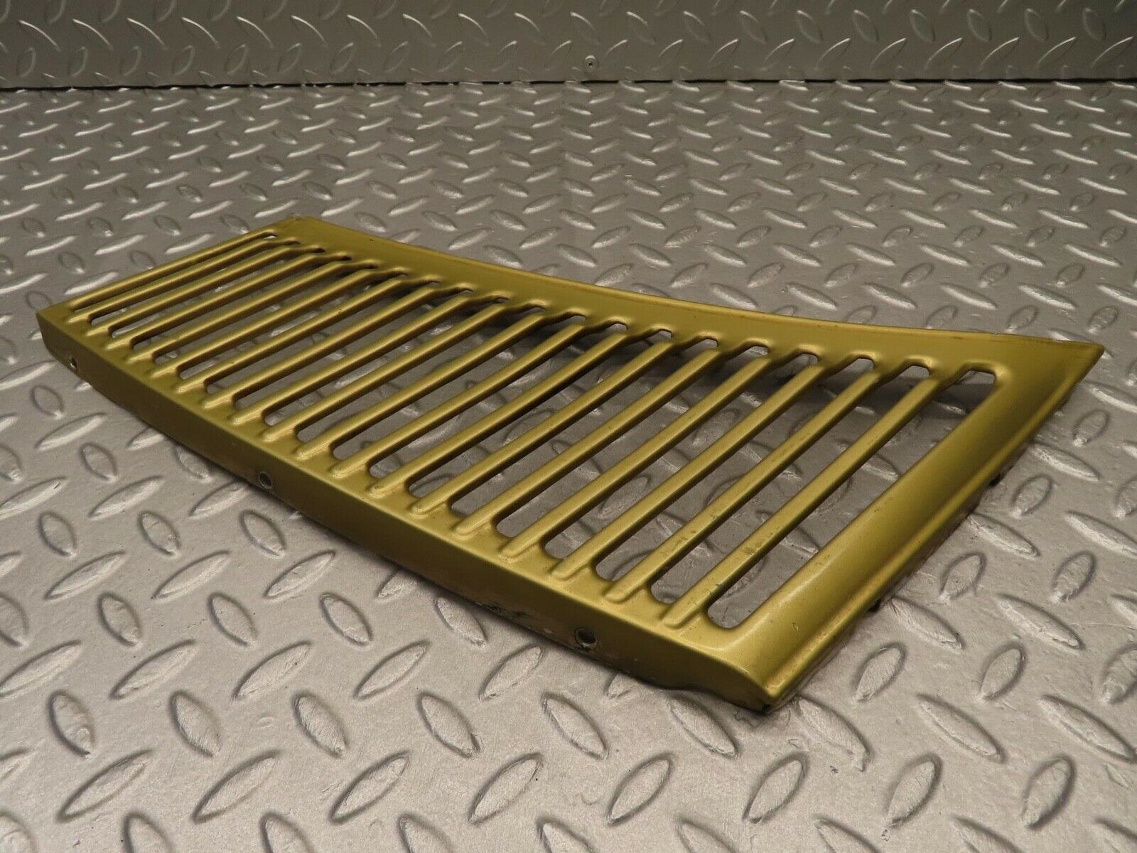 11815 Mercedes-Benz R107 450SL Air Intake Grill Left Side