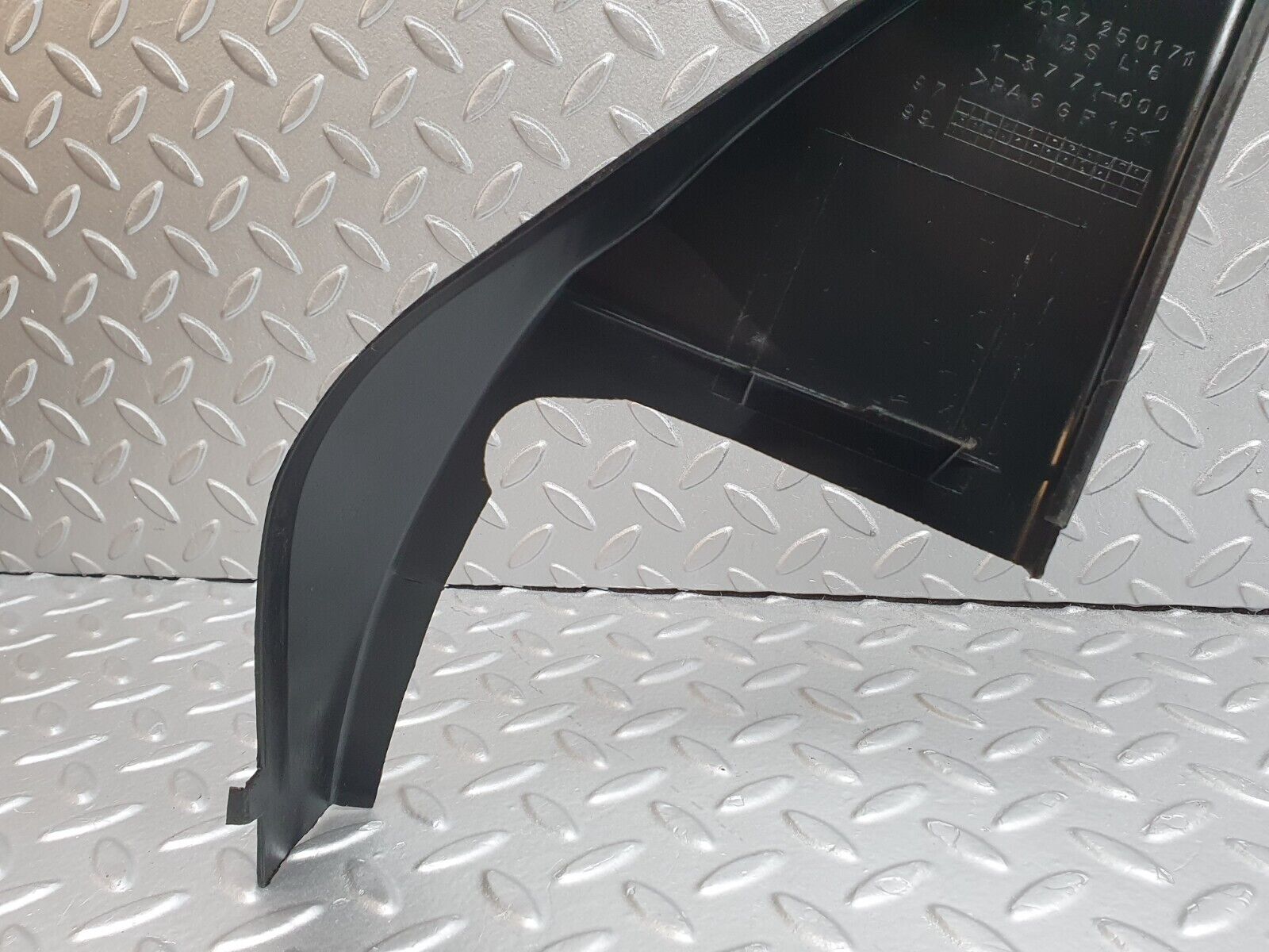 42087 Mercedes-Benz W202 C200 Front Left Door Window Frame Cover 2027250171