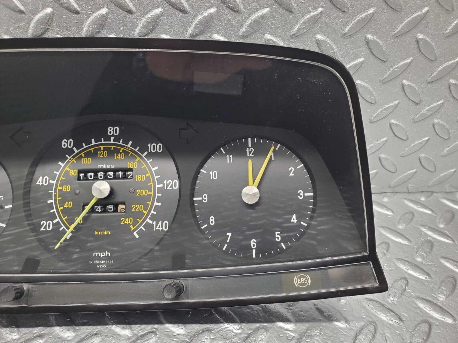 46454 Mercedes-Benz C123 280CE Coupe Instrument Cluster 1235423701