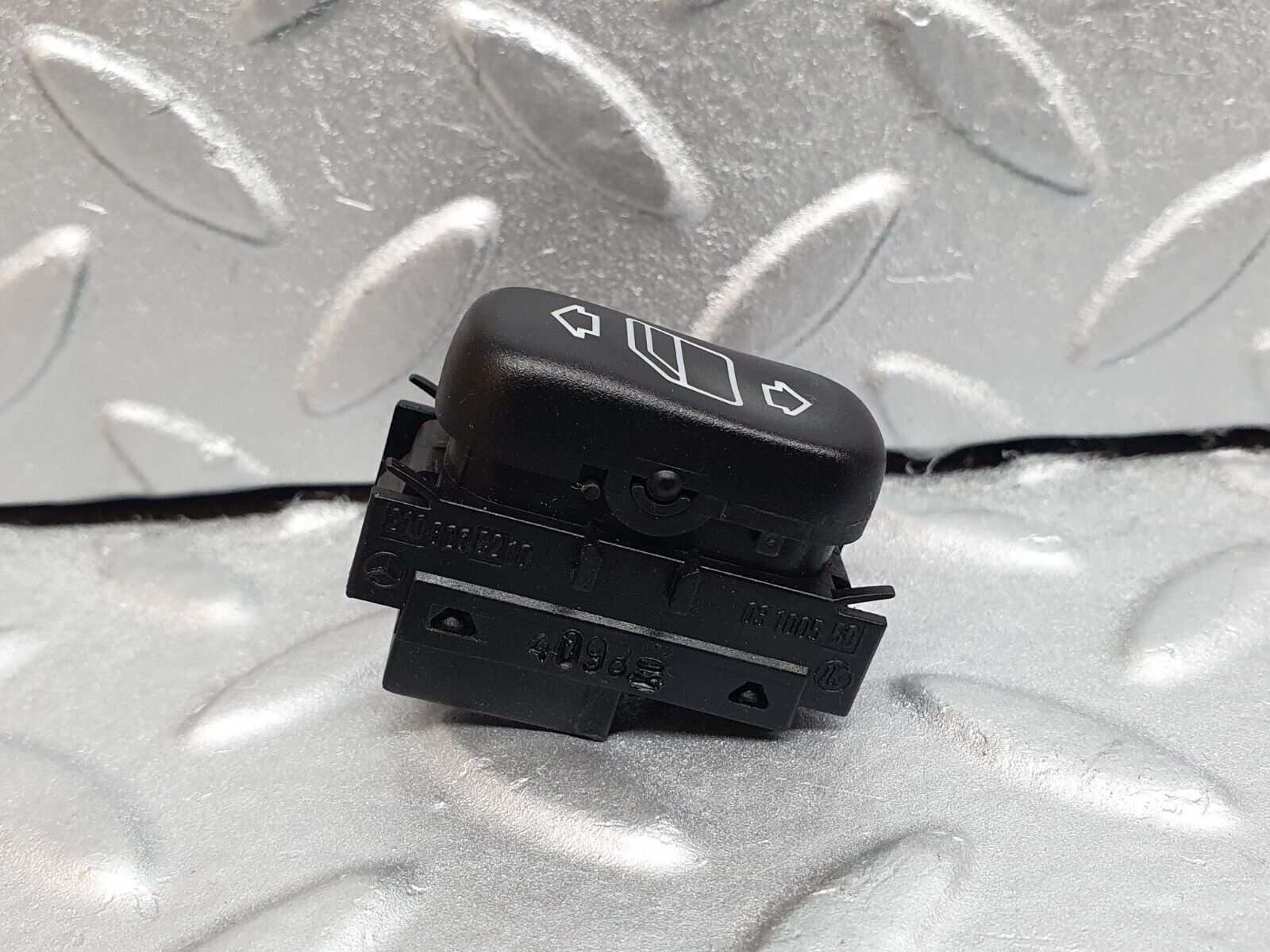 42047 Mercedes-Benz W202 C200 Electric Window Switch 2108208210
