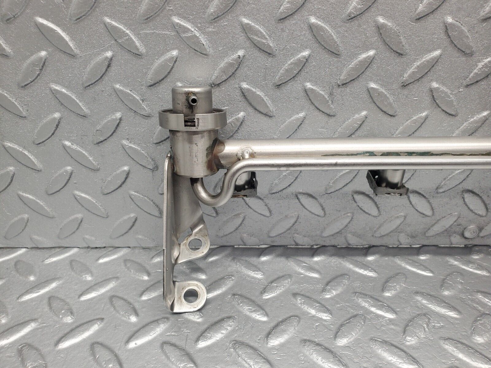 46173 Mercedes-Benz W124 280E Fuel Injector Rail With Pressure Regulator 0000781589