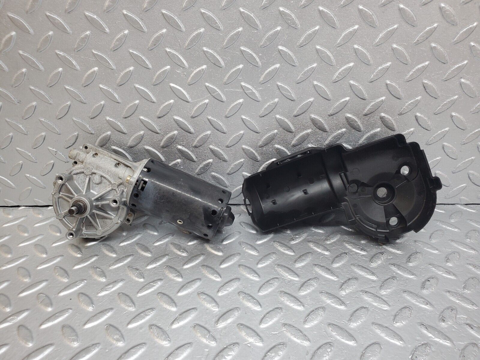 44780 Mercedes-Benz W124 220E Wiper Motor Bosch & Cover 0390241425 1390591046