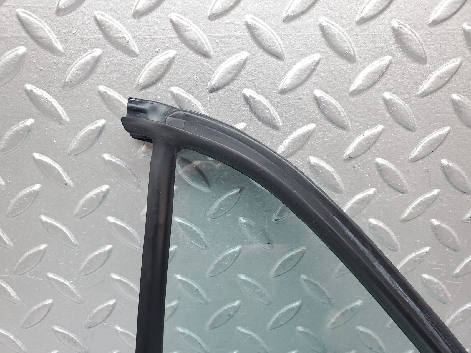 44370 Mercedes-Benz W123 280E Rear Left Quarter Window Glass 1237350124