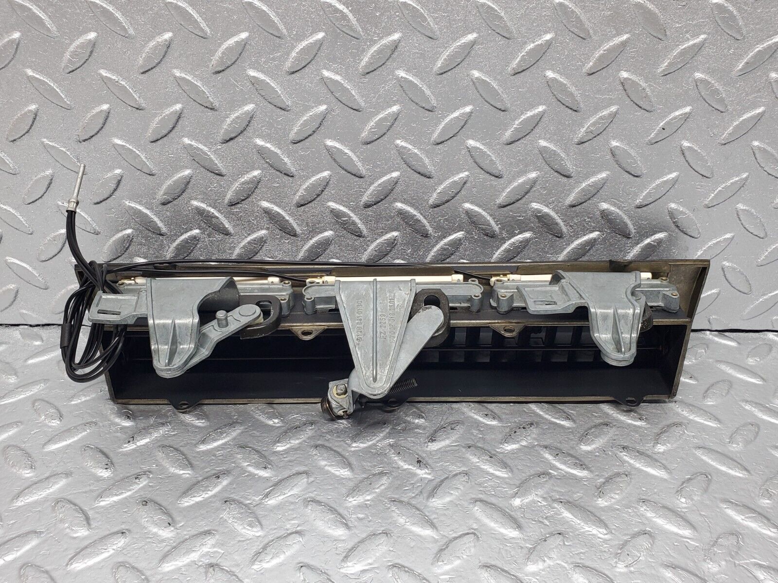 45925 Mercedes-Benz W126 420SE Dashboard Centre Air Vent 1268300654 1268310030 1268310130