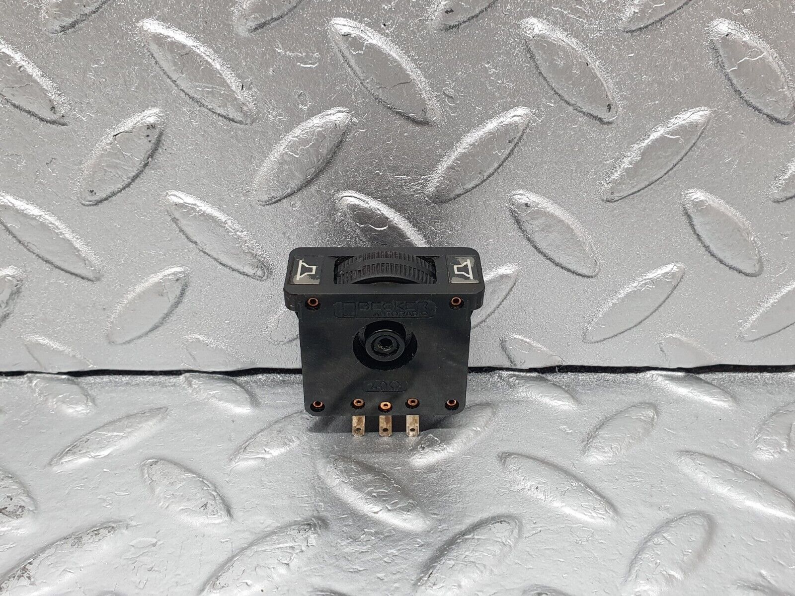 43654 Mercedes-Benz C126 380SEC Coupe Speaker Volume Control Switch