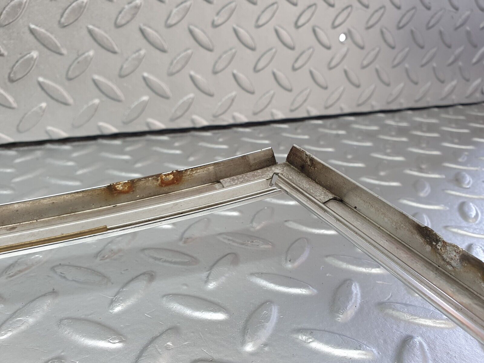 43054 Mercedes-Benz R107 Hardtop Windscreen Chrome Frame