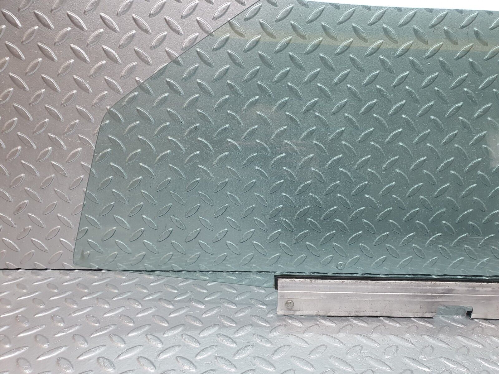 42869 Mercedes-Benz W201 190 2.0L Front Left Door Window Glass