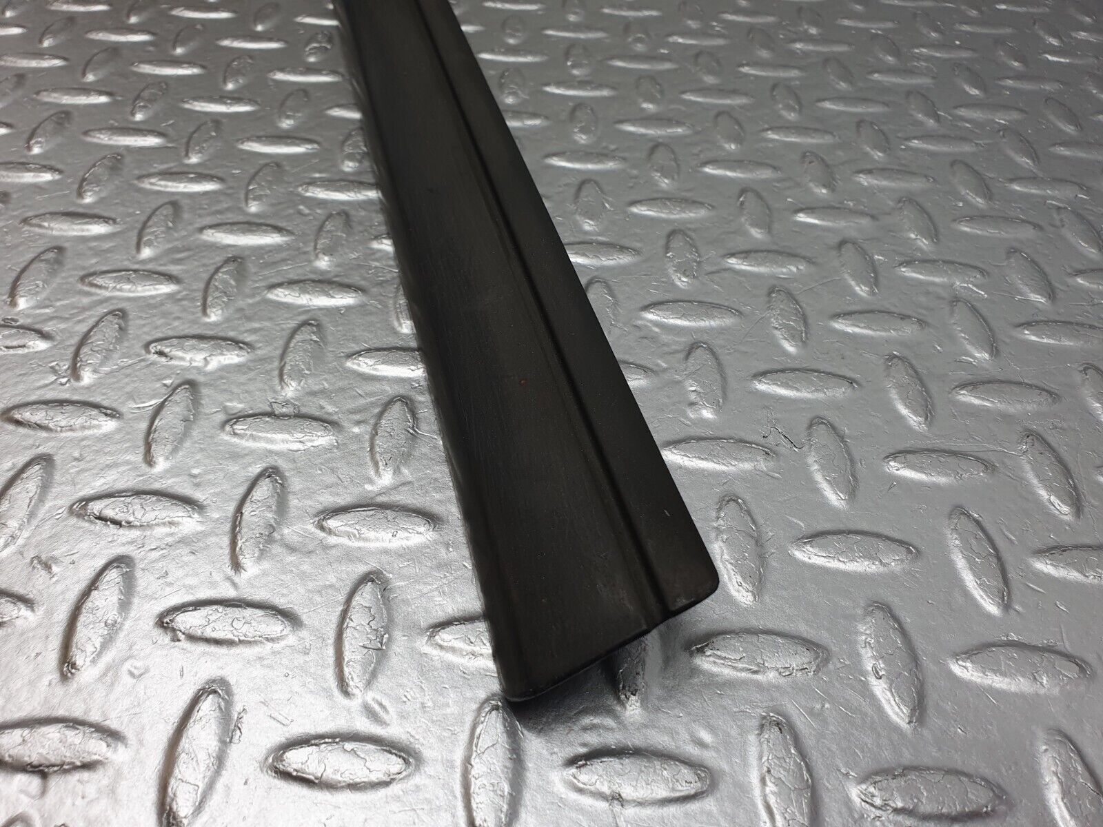 41682 Mercedes-Benz W124 200E Front Left Door Centre Moulding Trim