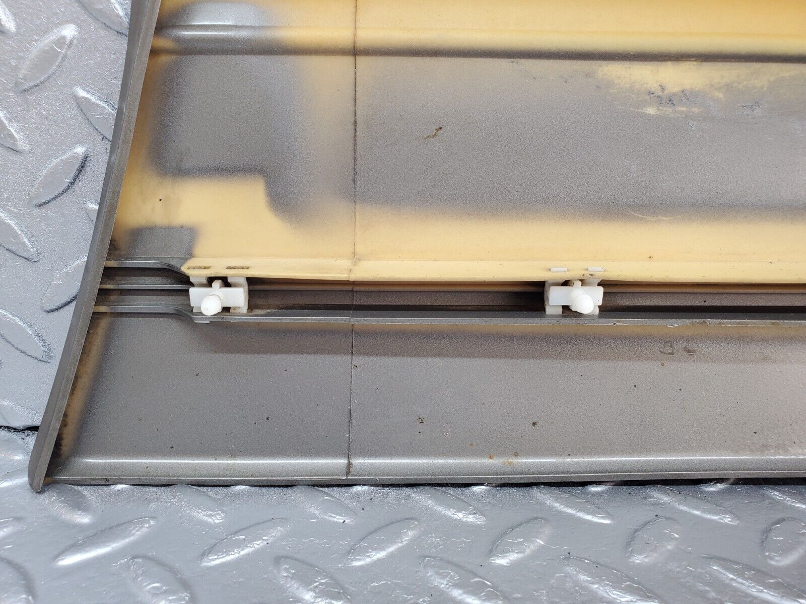 45703 Mercedes-Benz W126 420SE Front Left Fender Wing Moulding Trim 1266903540