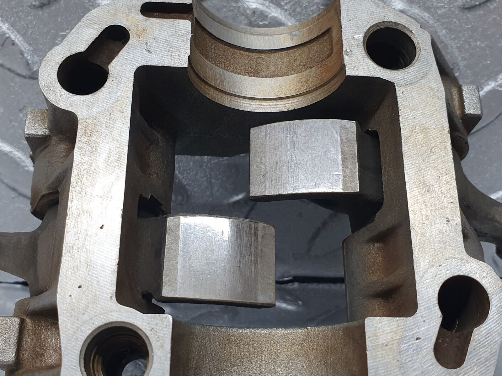 44011 Mercedes-Benz C123 230CE Rocker Arms Camshaft Bearing Block 1020512110