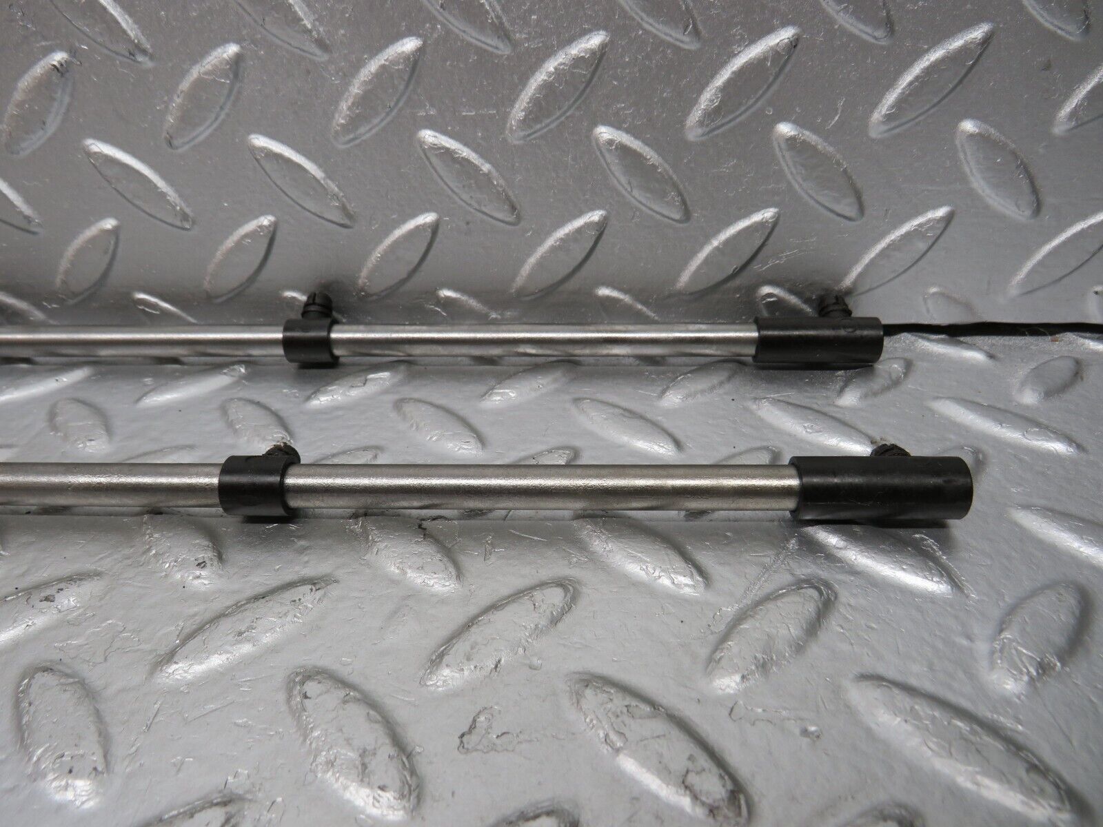 33025 Mercedes-Benz C107 R107 350 V8 Camshaft Oil Tube