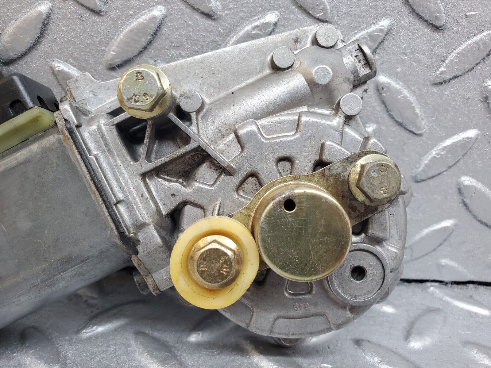 44796 Mercedes-Benz W124 220E Window Regulator Motor Left Bosch 0130821284