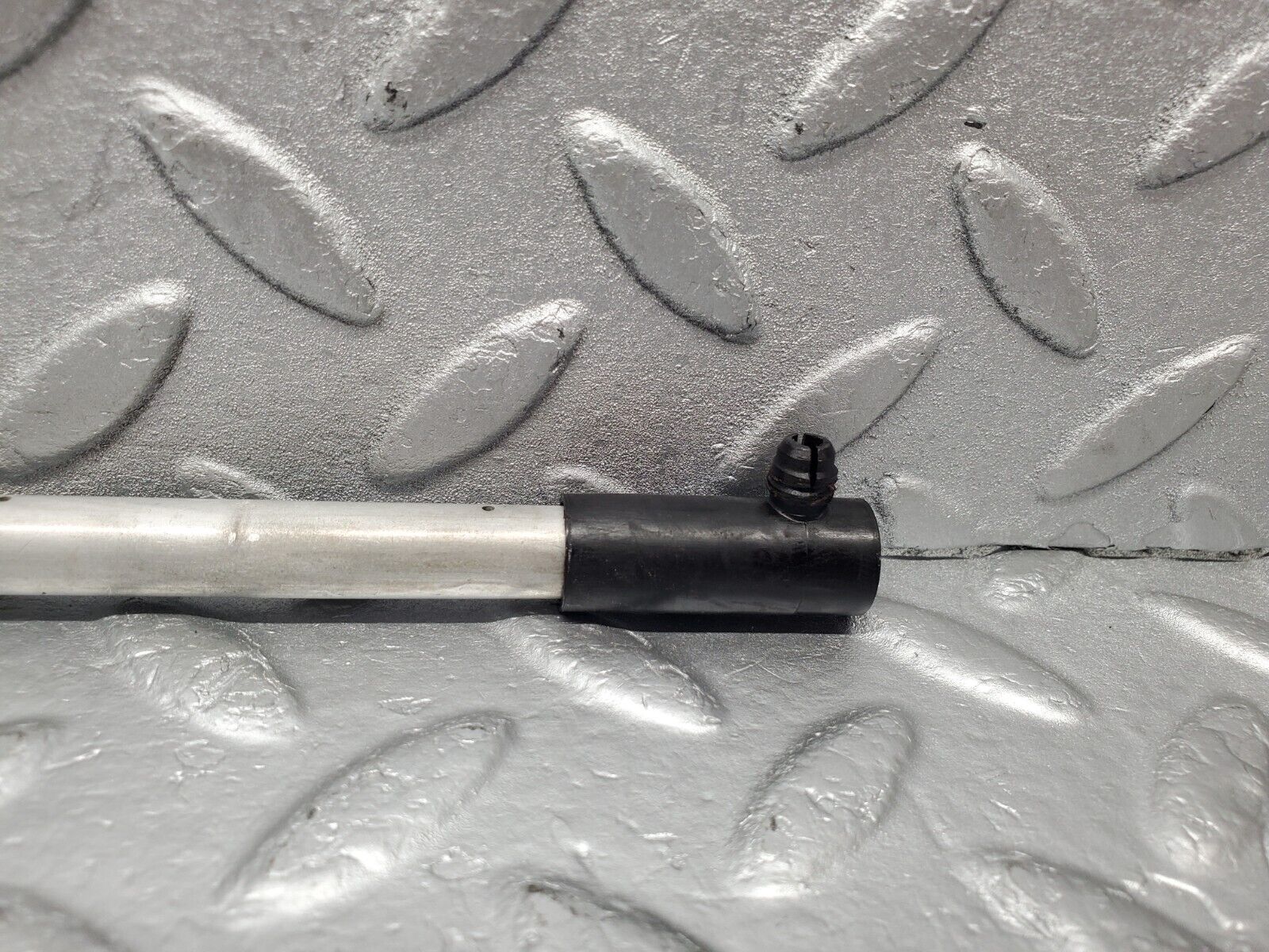 46278 Mercedes-Benz W126 420SE Camshaft Oil Tube