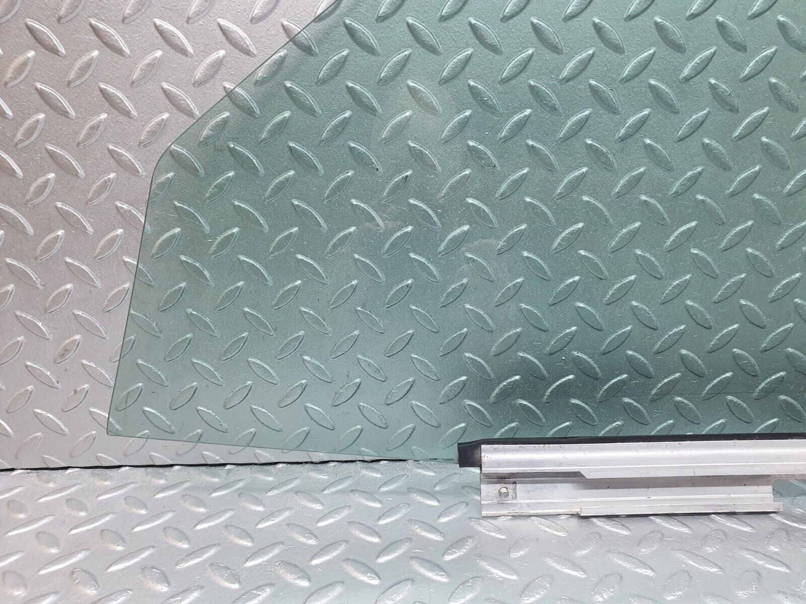 42868 Mercedes-Benz W201 190 2.0L Front Right Door Window Glass