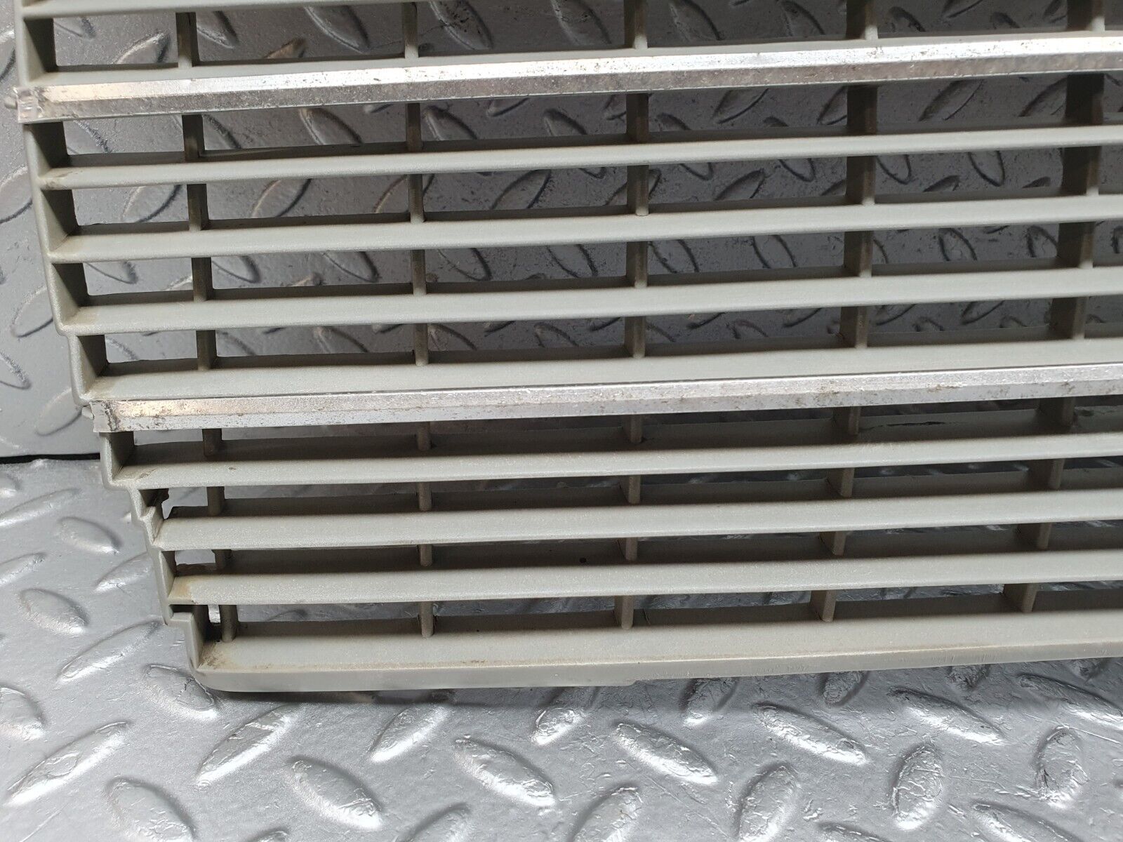 44103 Mercedes-Benz C123 230CE Coupe Bonnet Grill