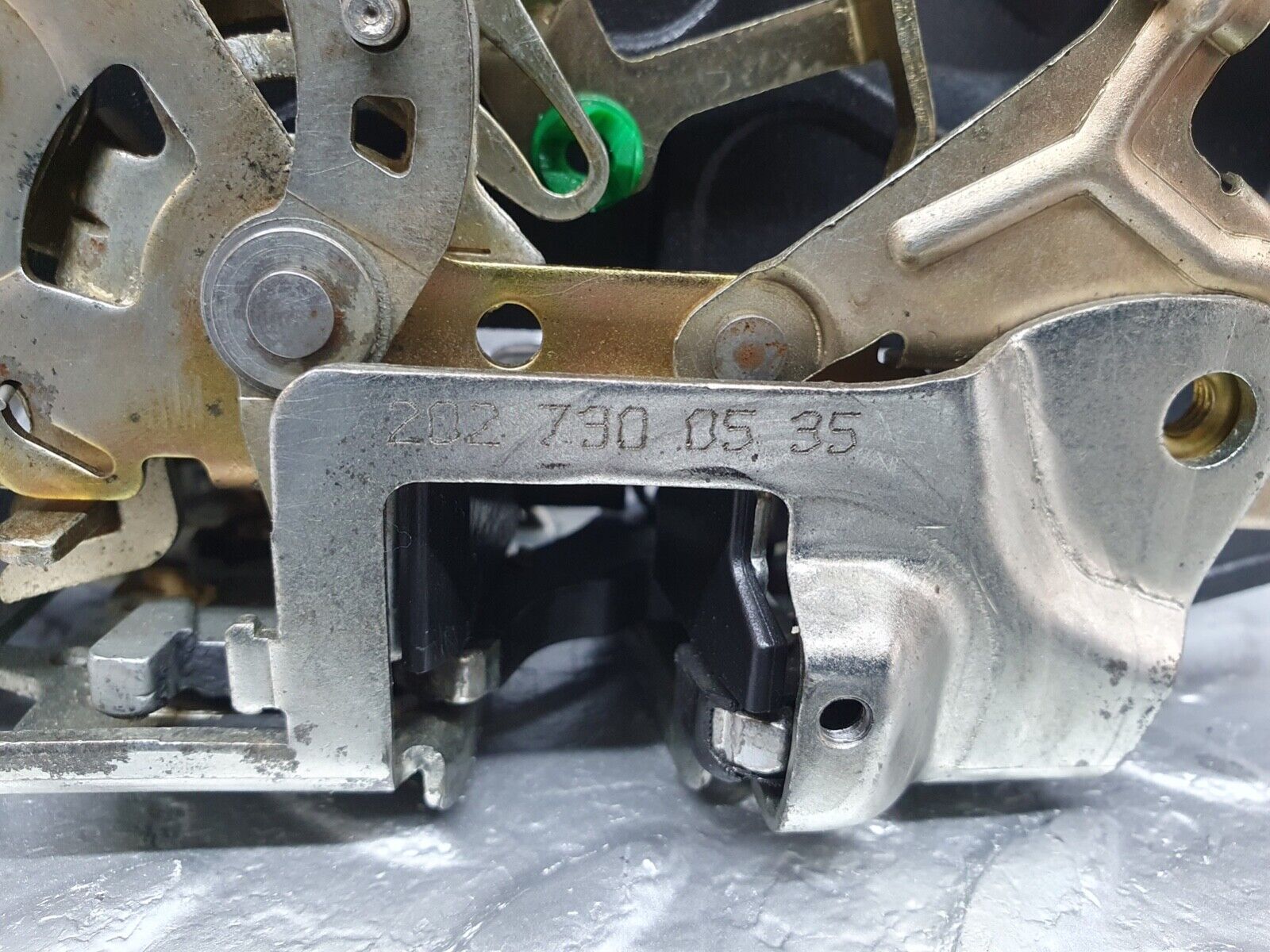 42011 Mercedes-Benz W202 C200 Rear Left Door Lock Mechanism 2027330308