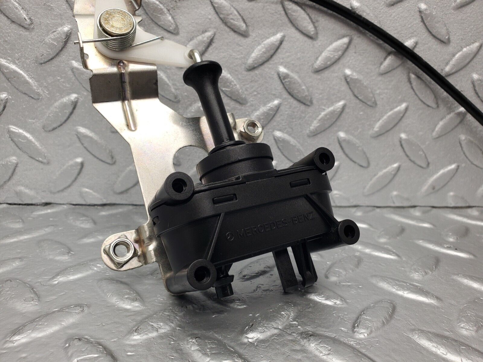 46949 Mercedes-Benz R129 320SL Coupe Trunk Lock Vacuum Actuator