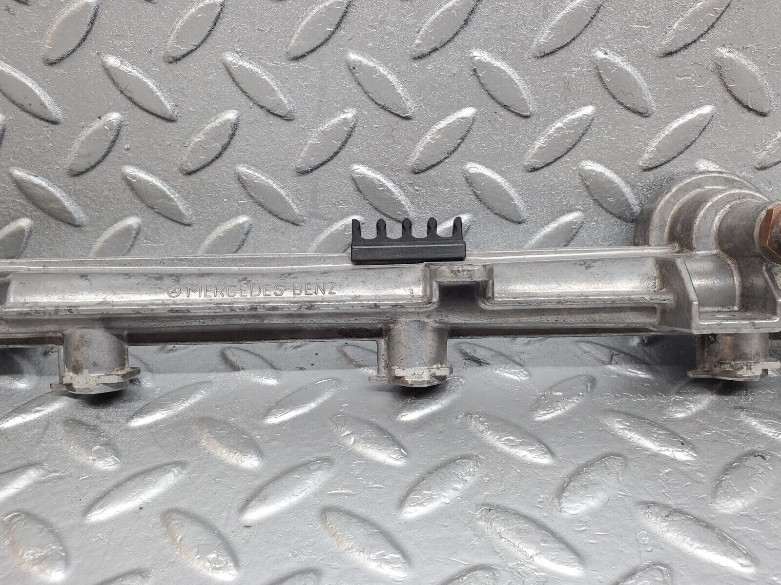 44733 Mercedes-Benz W124 220E Fuel Injector Rail 1110780745
