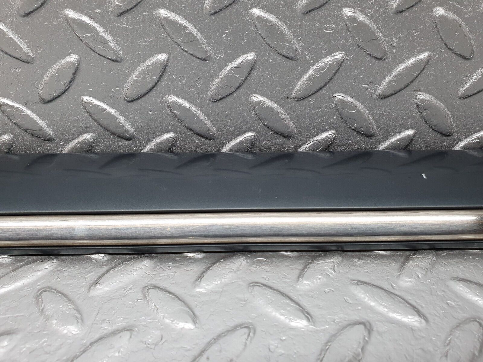 41804 Mercedes-Benz W202 C200 Front Right Door Centre Moulding Trim 2026909462