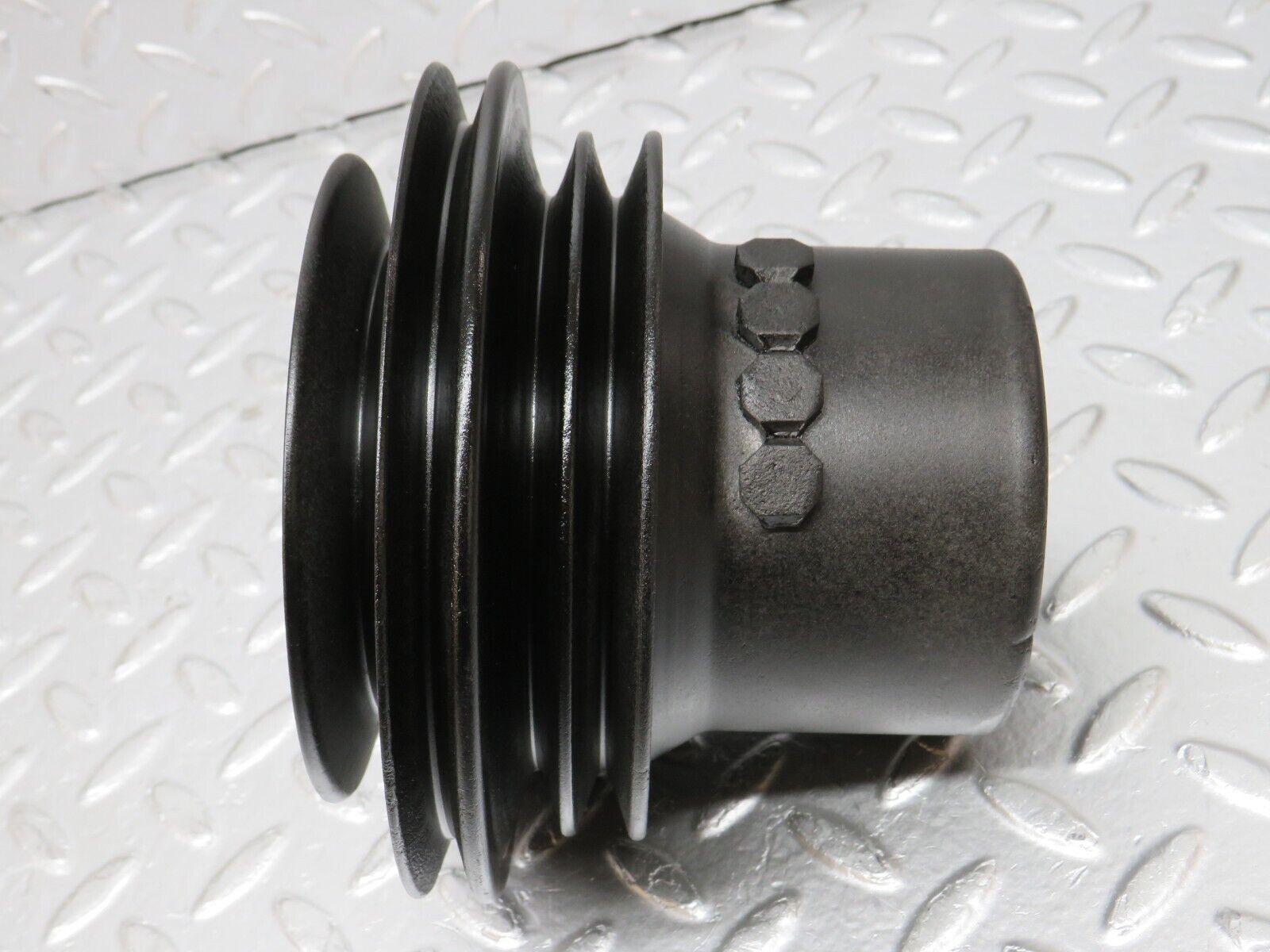 32943 Mercedes-Benz C107 R107 450 V8 Crankshaft Pulley