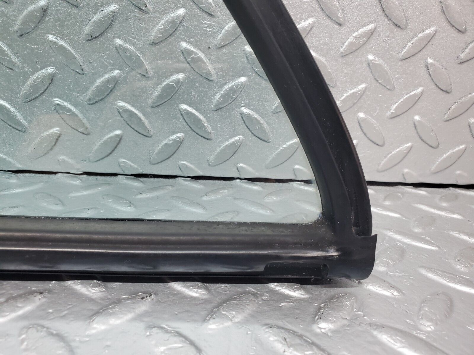 44370 Mercedes-Benz W123 280E Rear Left Quarter Window Glass 1237350124