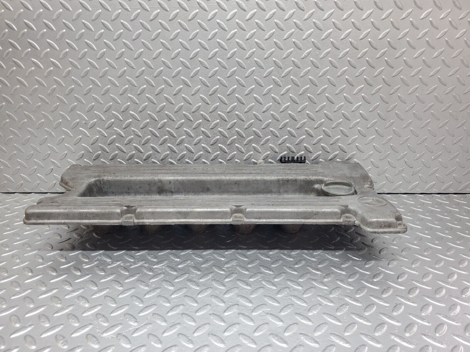 44306 Mercedes-Benz W123 280E Cylinder Head Valve Cover 1100160905