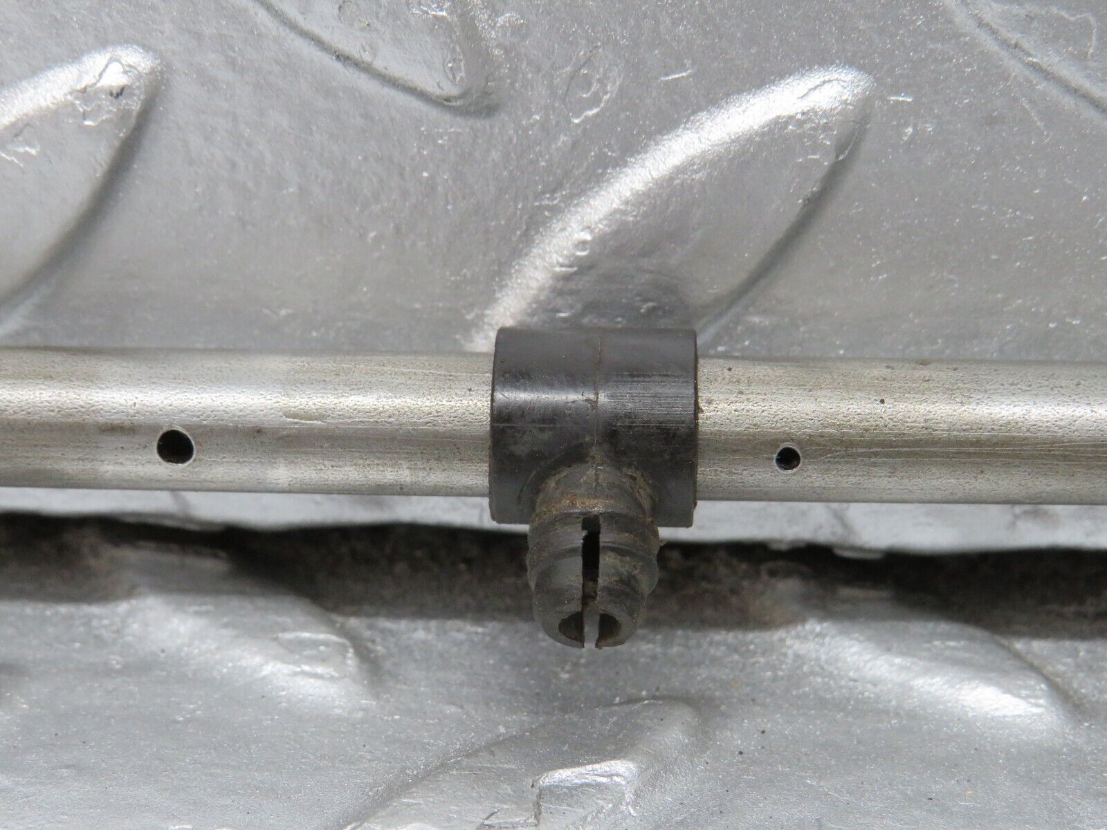 33082 Mercedes-Benz C107 R107 350 V8 Camshaft Oil Tube