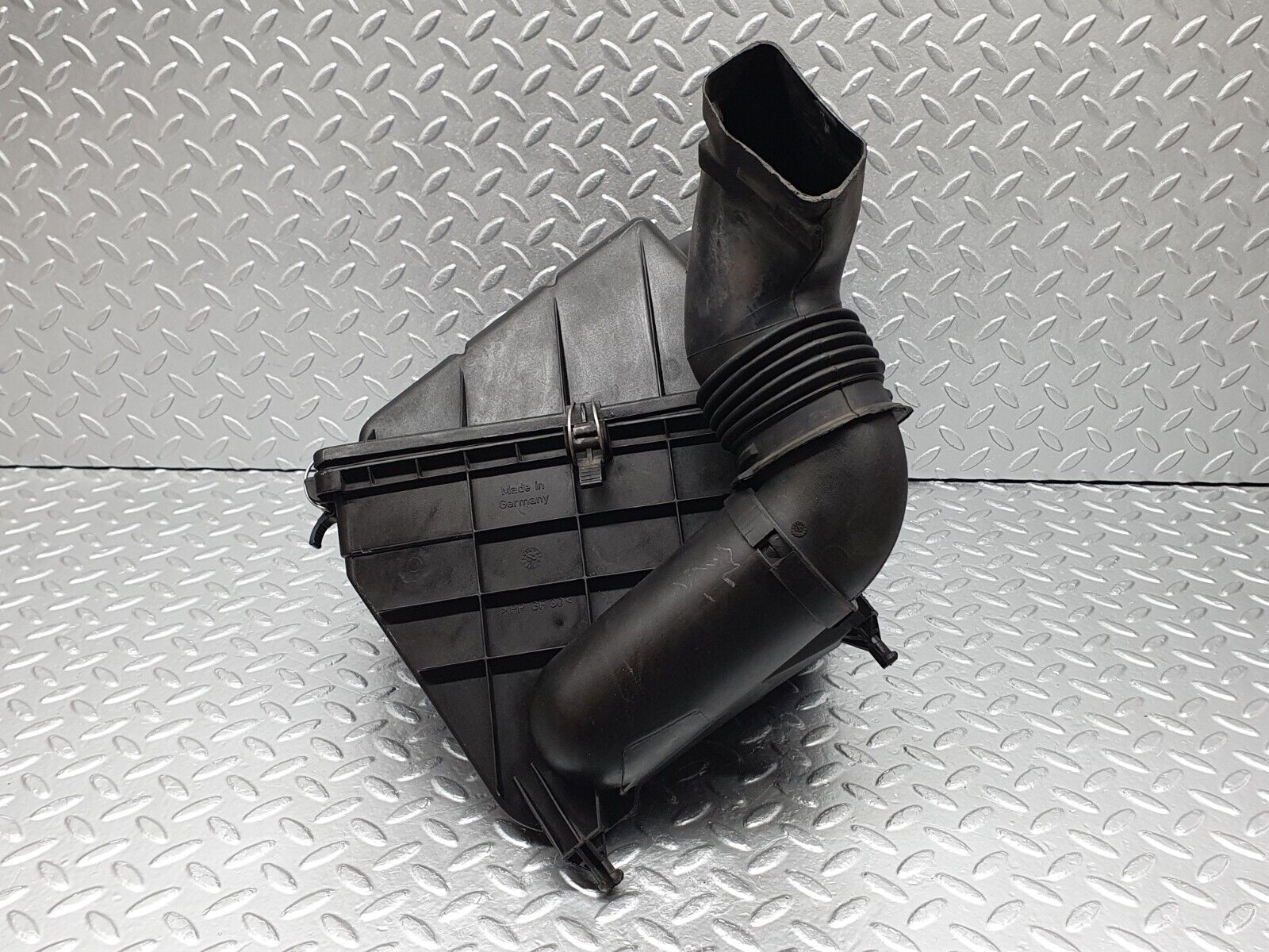 41814 Mercedes-Benz W202 C200 Air Filter Box Housing 1110900301