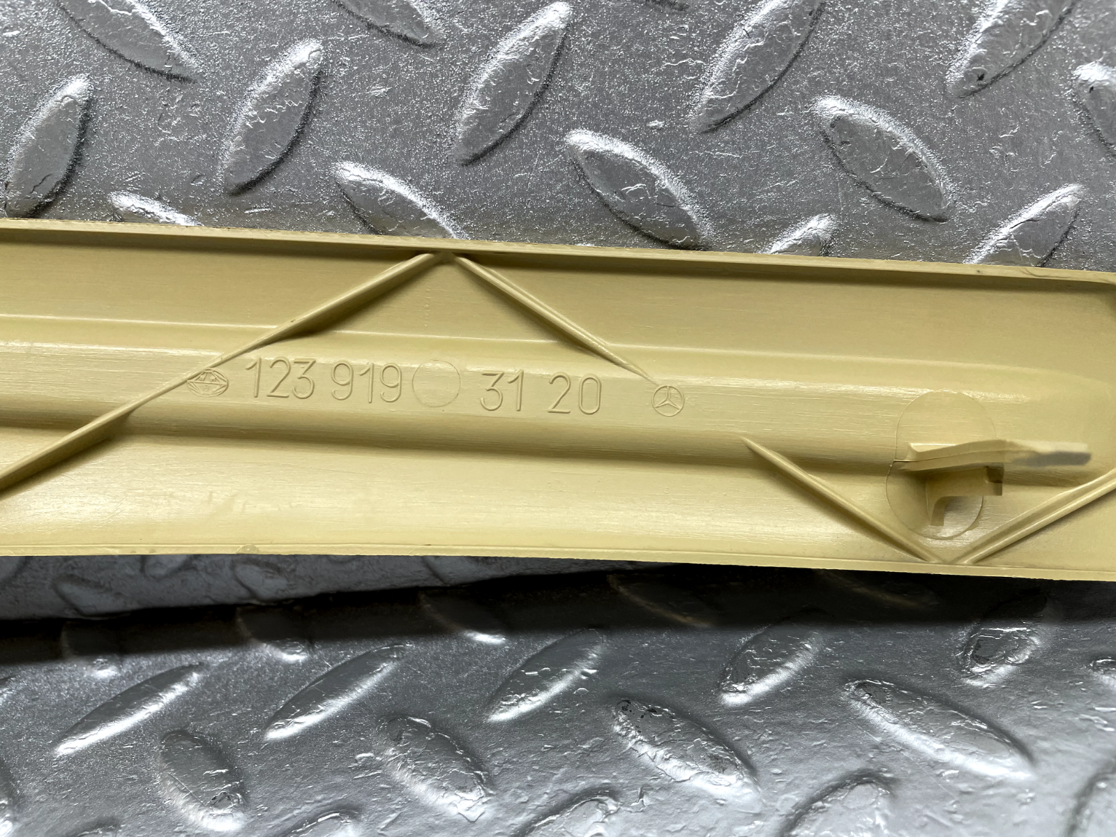 44281 Mercedes-Benz W123 280E Front Right Seat Cover Trim Beige 1239193120