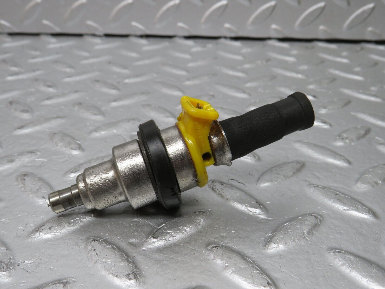 32841 Mercedes-Benz C107 R107 350 V8 Fuel Injector Bosch 0280150034