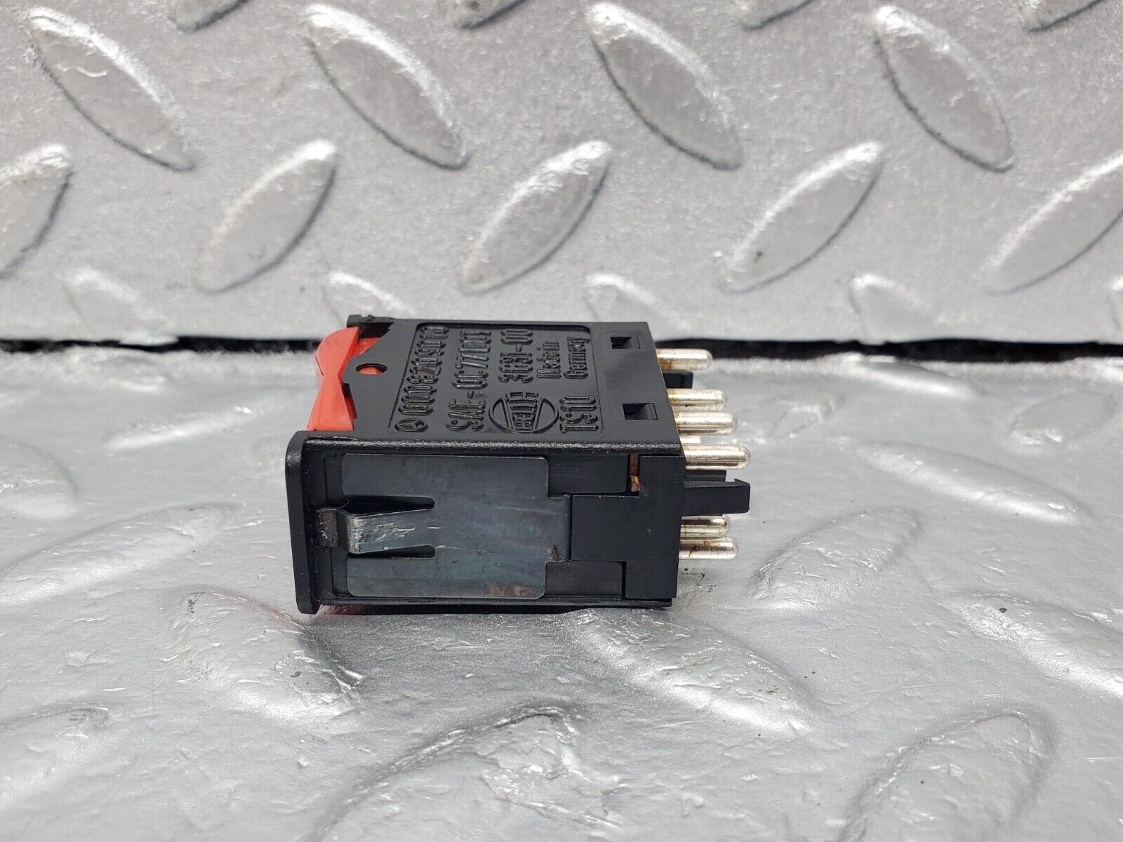 45664 Mercedes-Benz W126 420SE Hazard Warning Light Switch 0008209010