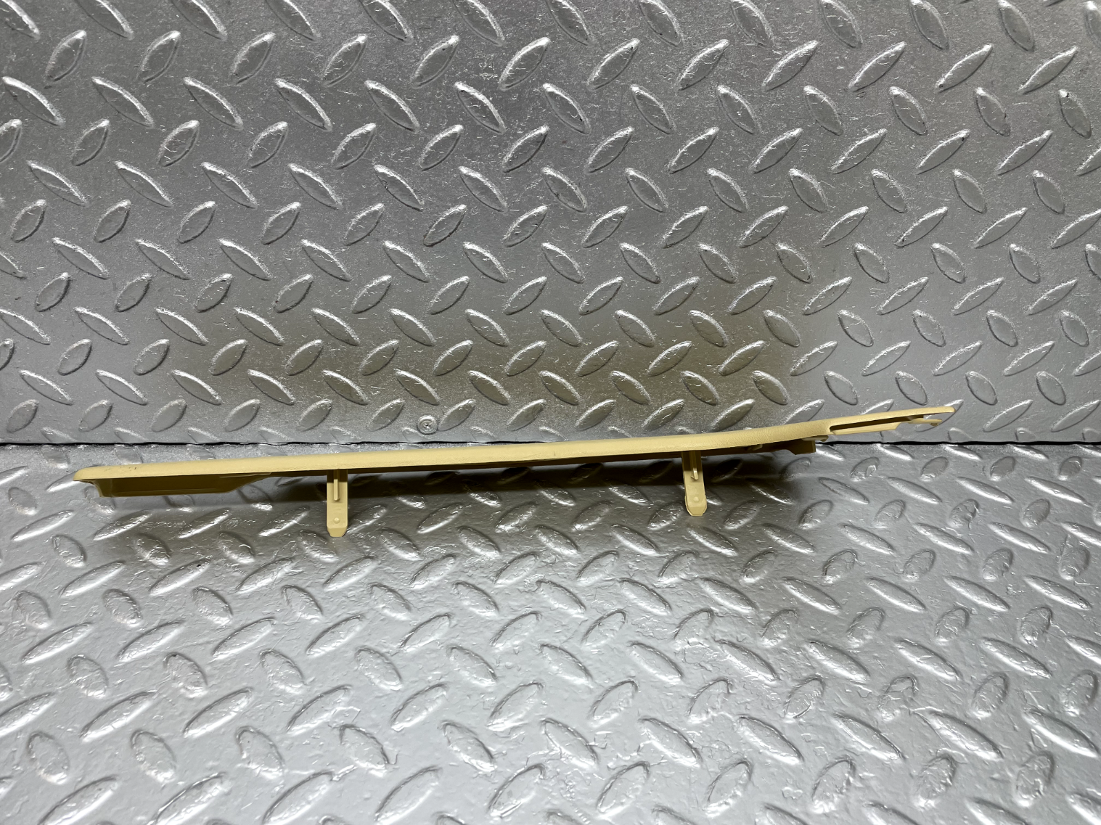 44281 Mercedes-Benz W123 280E Front Right Seat Cover Trim Beige 1239193120