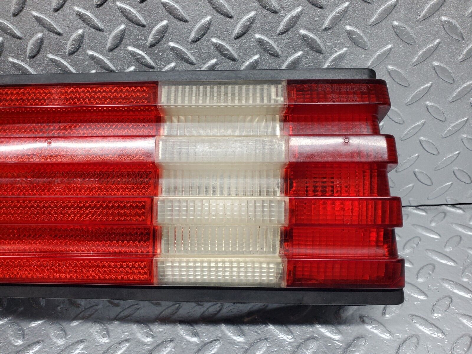 45828 Mercedes-Benz W126 420SE Tail Light & Bulb Holder Left Side 22072