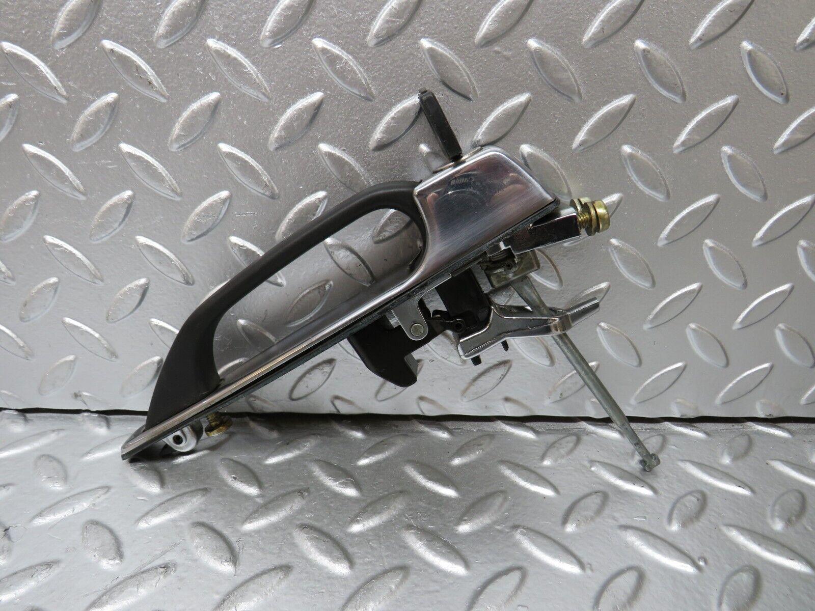 29847 Mercedes-Benz W123 230E Front Left Exterior Door Handle With Key