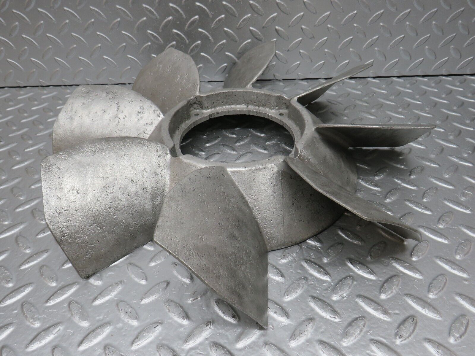 33054 Mercedes-Benz C107 R107 350 V8 Engine Cooling Fan