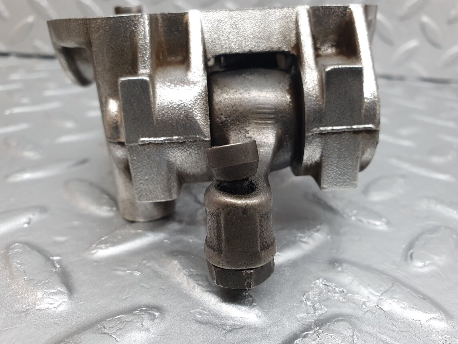 43065 Mercedes-Benz W123 Rocker Arms Camshaft Bearing Block 1020512110