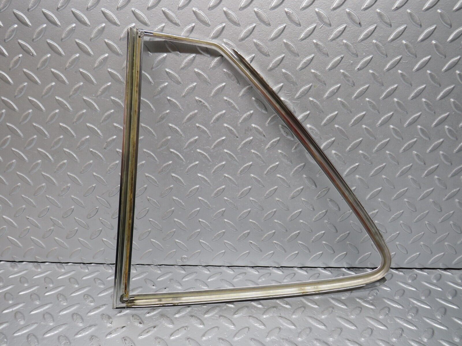 39855 Mercedes-Benz R107 350SL Hardtop Quarter Window Chrome Trim Right