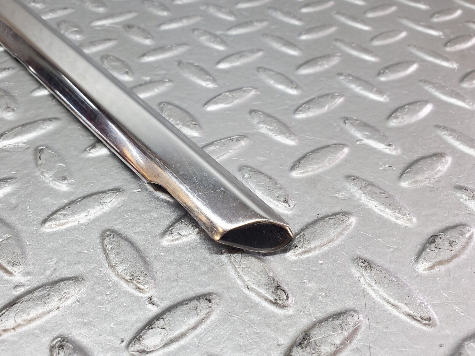 45809 Mercedes-Benz W126 420SE Front Left Door Chrome Moulding Trim