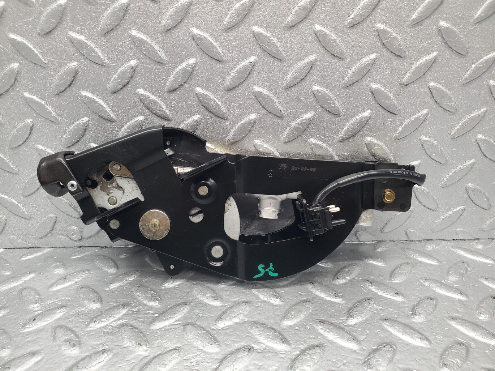 47016 Mercedes-Benz R129 320SL Coupe Rear Right Roof Lock Mechanism 1298001774