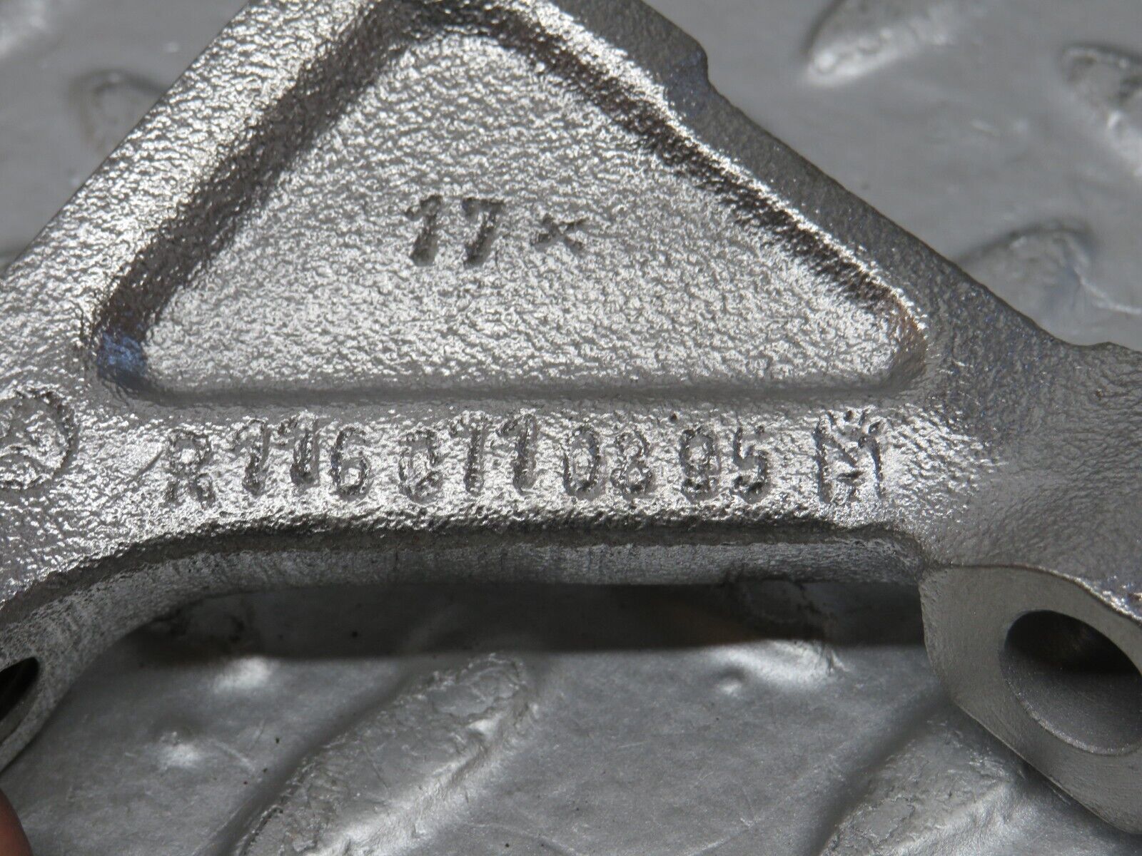 32873 Mercedes-Benz C107 R107 Engine Mount Bracket Pair 1160110895 1160110995