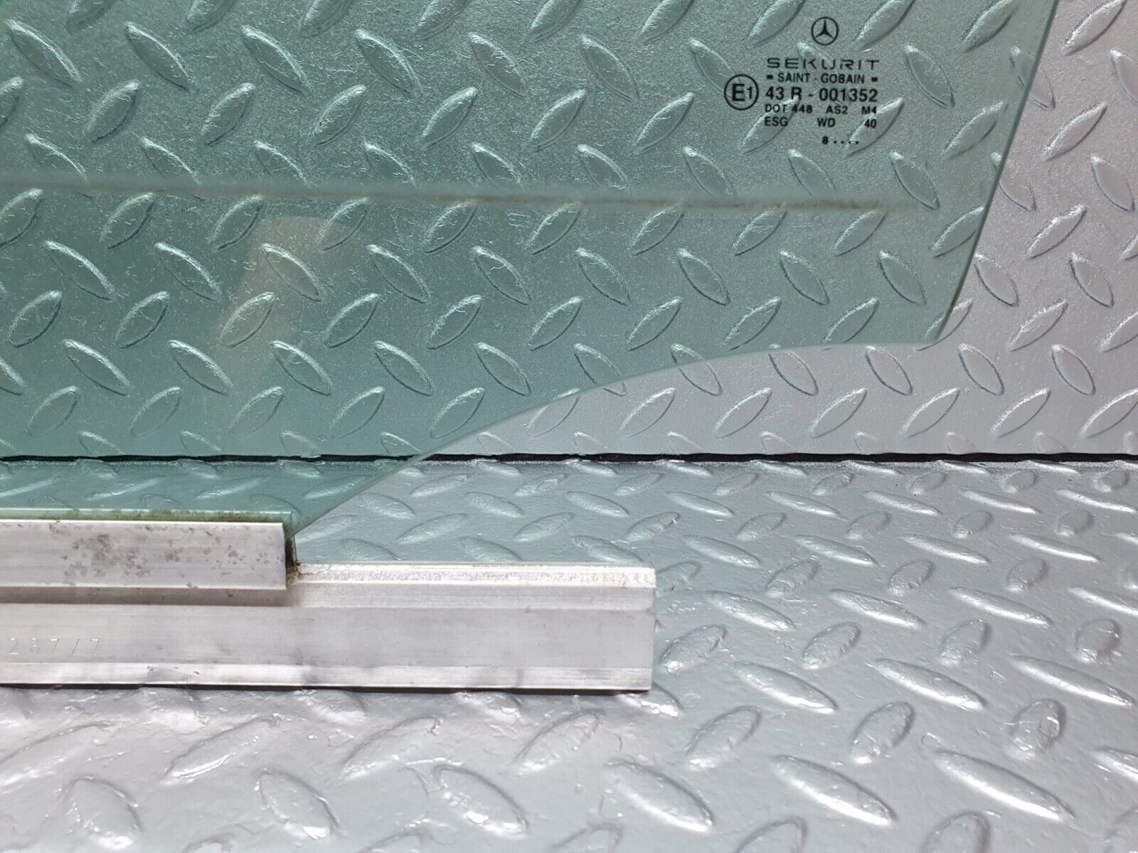 41994 Mercedes-Benz W202 C200 Front Left Door Window Glass